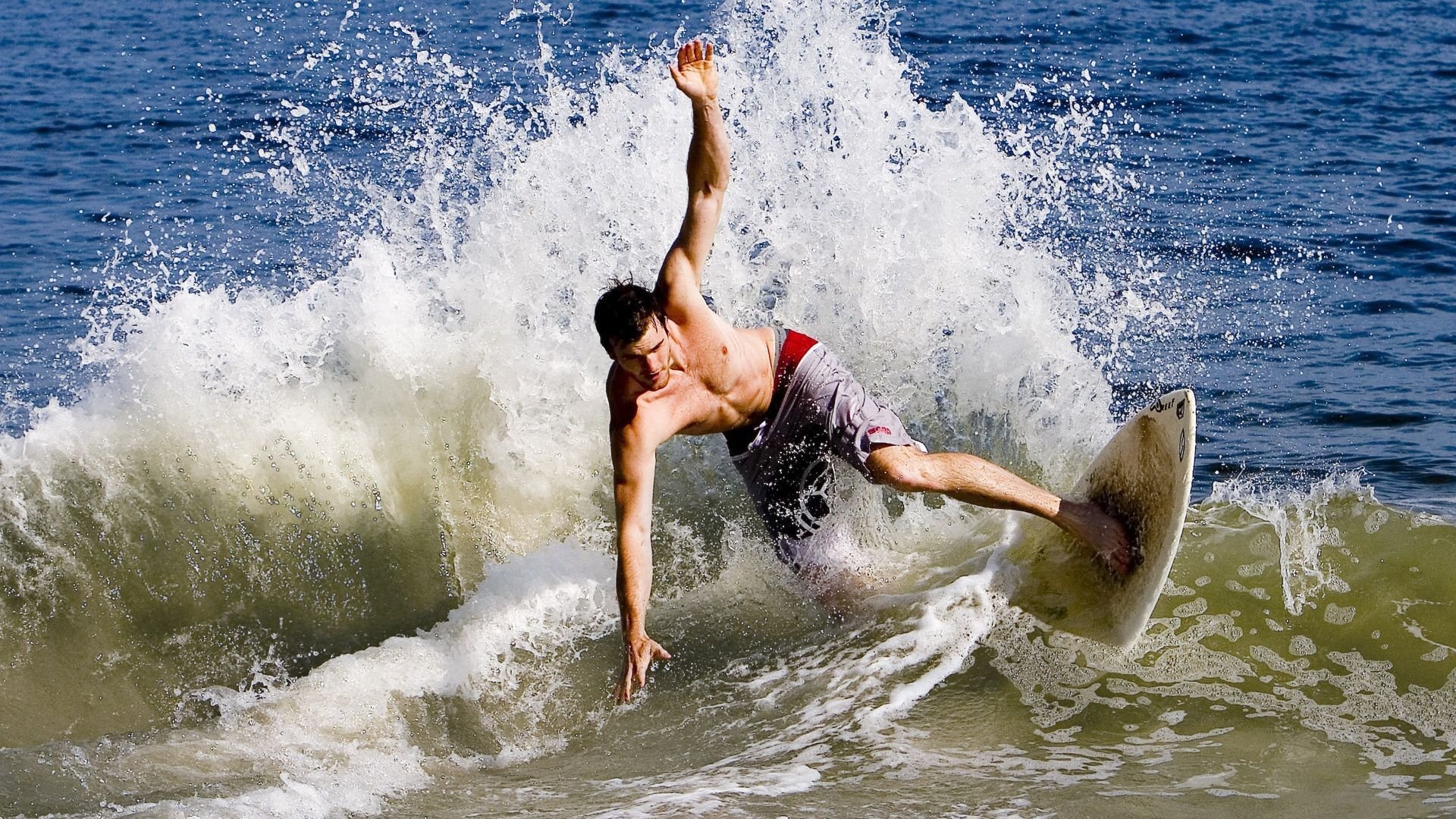 最佳瞬间:王强压哨三分点燃全场!